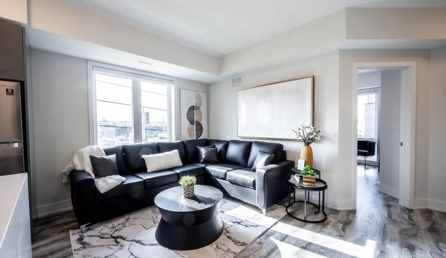 Luxe 2-Storey Townhome with Rooftop Terrace, Free Parking Near Niagara Falls