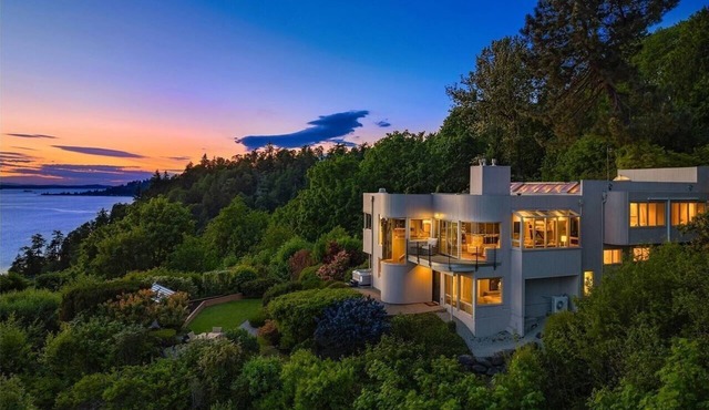 Luxe 270-degree Puget Sound Views, Hot Tub, 4BR 3BA Seattle Getaway Estate