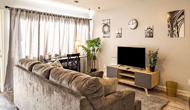 Luxe 2B in Sunny Carmichael | Netflix | Work Desk