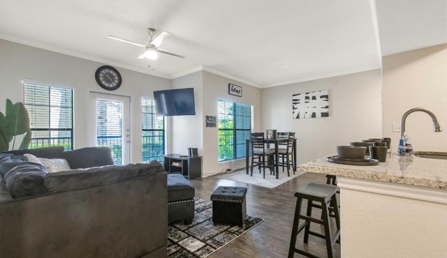 Luxe 2BD Apt Heart of Austin, SoCo District!