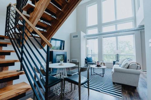 Luxe 2BR-1BA Penthouse w Balcony & Pool