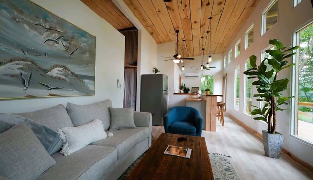 Luxe 2BR Cabin with Deck and Creek View - Working Farm