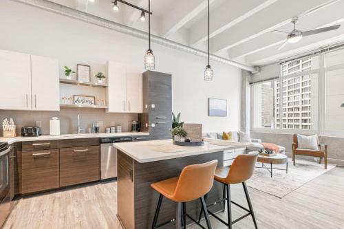 LUXE 2BR Condo with Downtown ATL view