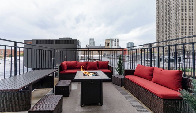 Luxe 2BR Unit with Gym, Patio, & Skyline Views Near McCormick Place & Lakefront