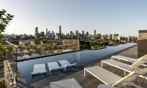 Luxe 2BR with Rooftop Pool and CBD View