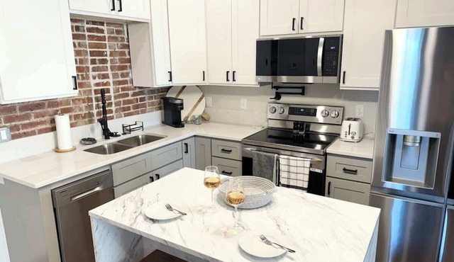 Luxe 2KBR Apt w/Electric Fireplace · By KeenStays