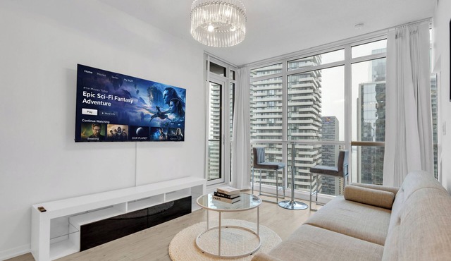 Luxe 3-Bedroom Lakeview Condo ,Walk CN Tower, Scotiabank Arena & Rogers Centre