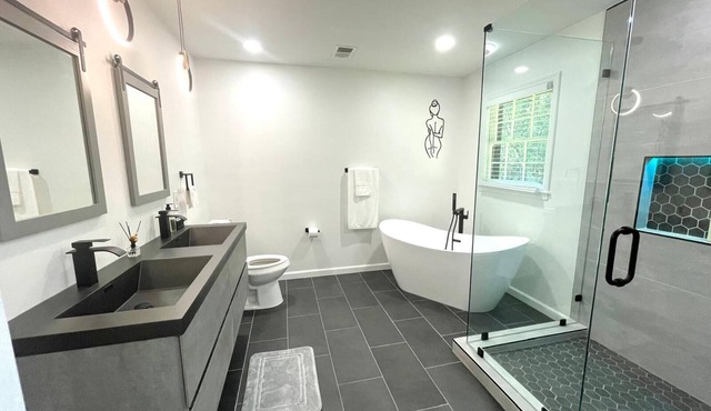 Luxe 3 BR/3BR house w/Scenic views near ATL Airport & Downtown