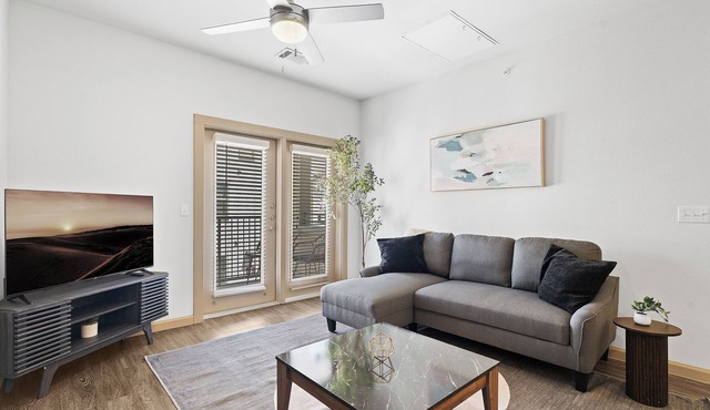 Luxe 3B Getaway | Sleeps 8 | Pool, Gym, Garage