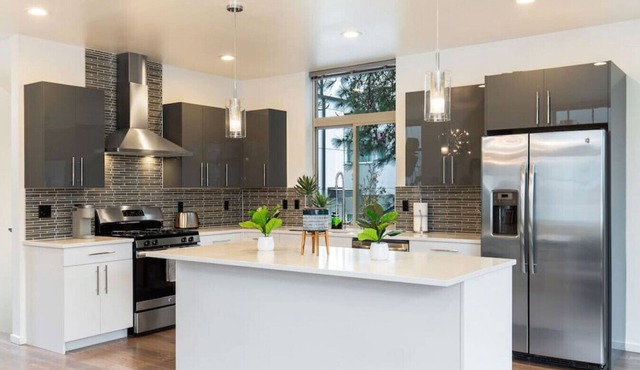 Luxe 3Bdr Home | Parking | Roof Oasis | City Views