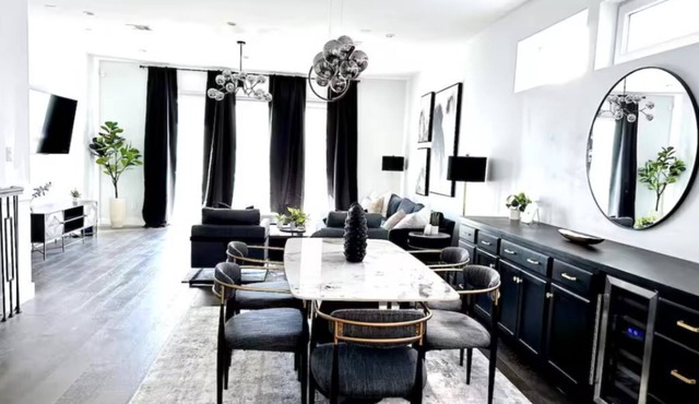 Luxe 3Bed Townhome in Heights with WiFi, Private Rooftop, Private Parking