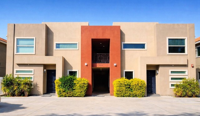 Luxe 3BR/2BA Condo. Near Airport & Mall