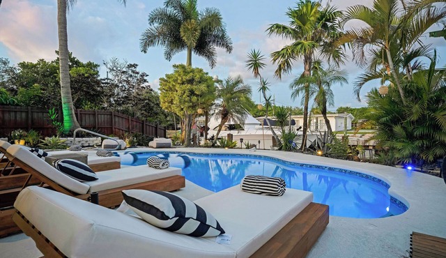 Luxe 3BR/3BA Waterfront Retreat Heated Pool Oasis