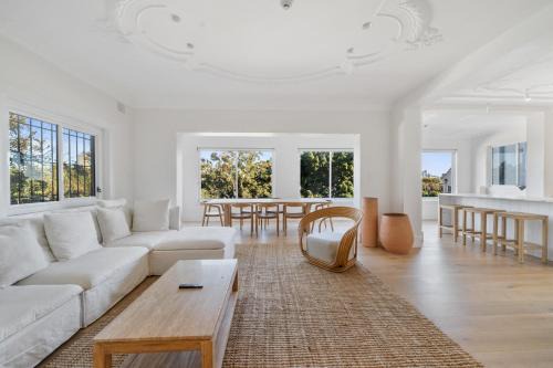 Luxe 3BR Full-Floor Suite with Views Darling Point