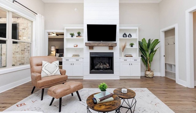 Luxe 3BR | Sleeps 10 | Pet Friendly