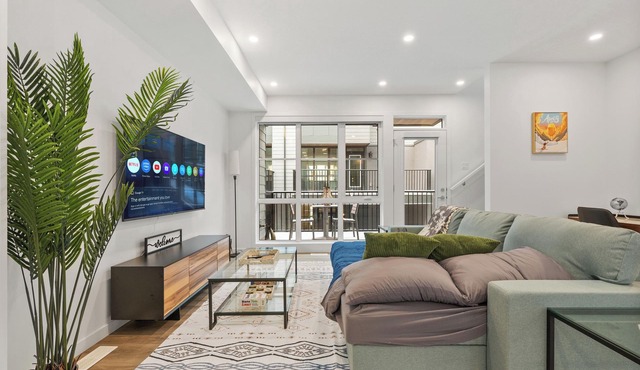 Luxe 3BR Townhome, 2 Garage, King Bed, Central Heating, Ski Access, Near Banff