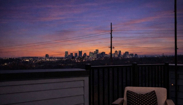 Luxe 4 Bedrm Private Rooftop, Downtown Views Hot Tub, Unique Entertainment Room