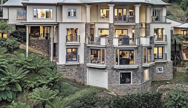 Luxe 4 Level Mansion - Stunning Views