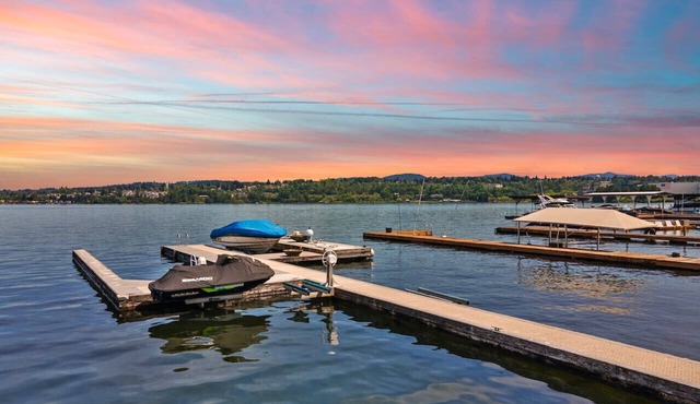 Luxe 4b3b Lakefront House w/Hot Tub & Kayak