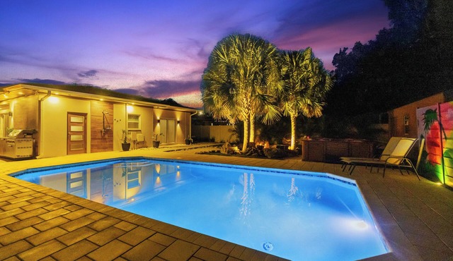 Luxe 4BR/5BA MCM Retreat w/Heated Pool, Hot Tub & Sauna in Prime Tampa Location