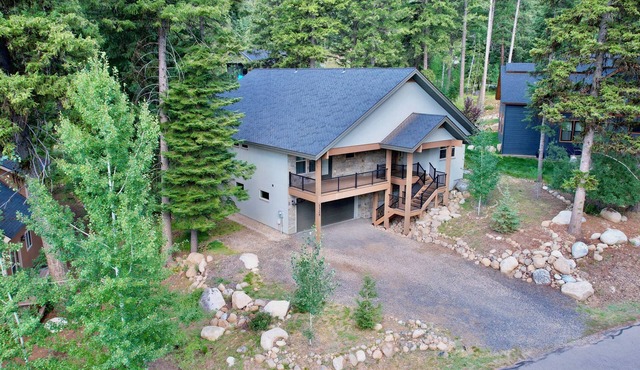 Luxe 4BR- AC - WiFi - Garage - Clubhouse w/comm pool, hot tub, gym