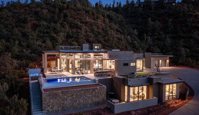 Luxe 4BR Entertainment Hub w/Infinity Pool & Spa