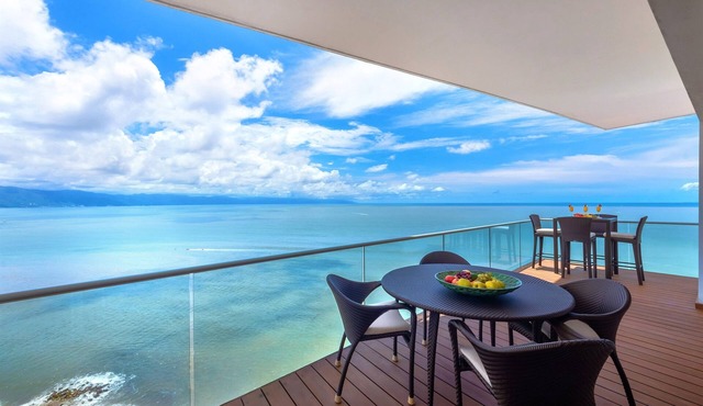 Luxe 4BR Oceanfront Condo w/Panoramic Views |Pool