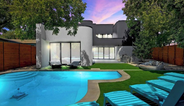 Luxe 4BR Retreat, Pool, Sleeps 16, Near DT ATX