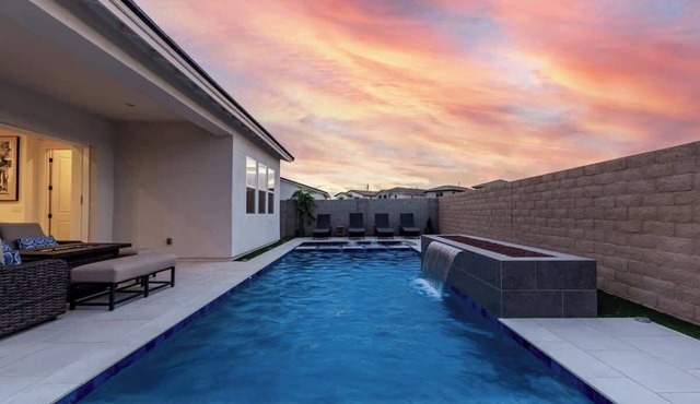Luxe 4BR Retreat w/Pool, Hot Tub & Sunset Views