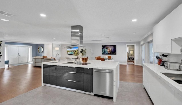 Luxe 4BR Waterfront w Htd Pool 5min to Beach