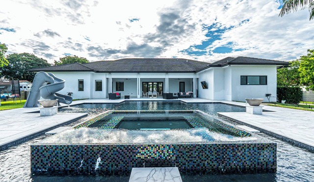 Luxe 5 BR Estate on 2.5 Acres with Saltwater Pool