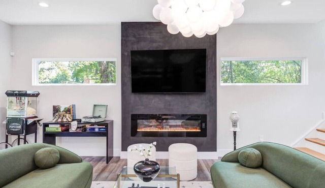 Luxe 5* Home 4 Mins Duke/DT w/King Beds, Fire Pit, Pool, Pet OK