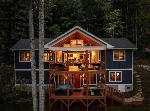 LUXE, 5 Miles to Asheville, Hot Tub, Epic Mountain Views, Fire Pit, Pool Table, 2 Living Rooms