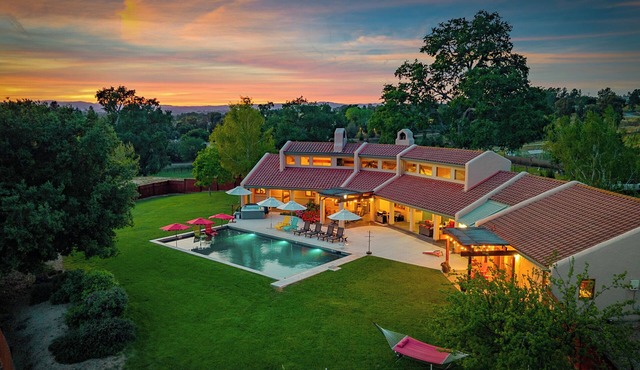 Luxe 5* Sleeps 12, Spa, Pool, EV & No Chores!