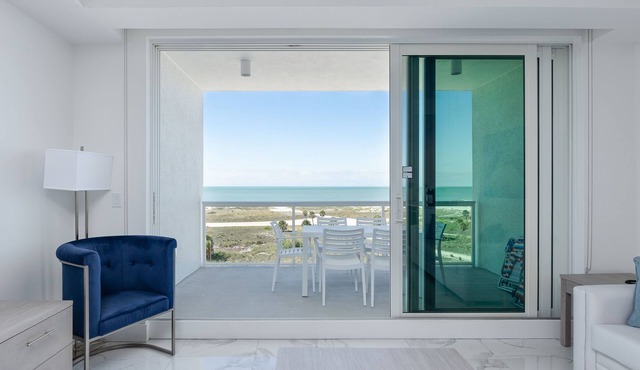 LUXE 5 Star/TopFloor/Direct Beachfront/Private Parking Spot/Bar/Gym/RooftopDeck