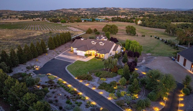 Luxe 5000sf Ranch on Westside Paso w/Pool, Hot Hub, Game Room and Disc Golf.
