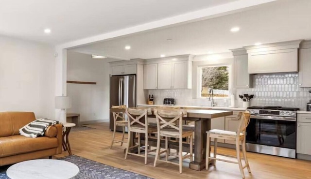 Luxe 5BR/3BA Cape: Game Room & 20min to Portland