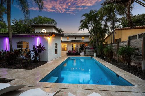 Luxe 5BR 4BA I Heated Pool 10 Min to Beach I BBQ