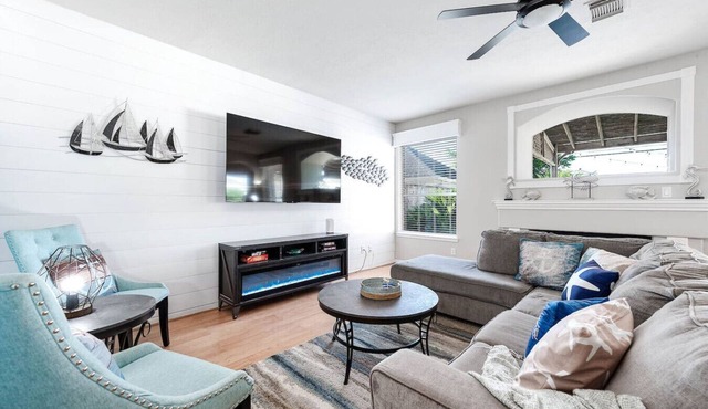 Luxe 5BR w/Pool Fire Pit Fun BBQ Game Zone