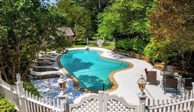 Luxe 6acre Estate: Pool, Pickleball, HotTub, Games, MiniGolf, Playground & More!