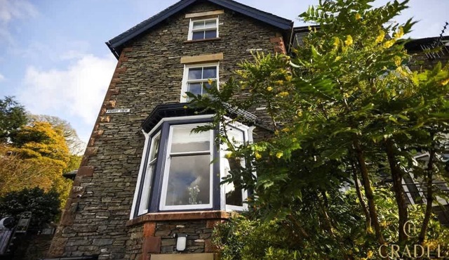 Luxe 7 Bed, 6 Bath, Pet Friendly, Parking + EV