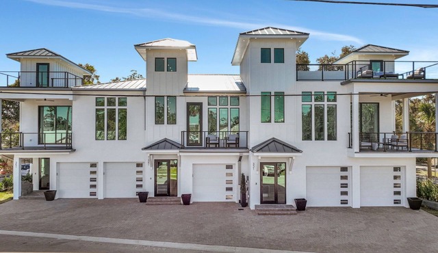 Luxe 7BR, Rooftop + 2 Balconies & Elevator! Downtown/Main St