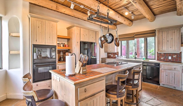 Luxe Adobe Retreat w/Mountain & Golf Course Views