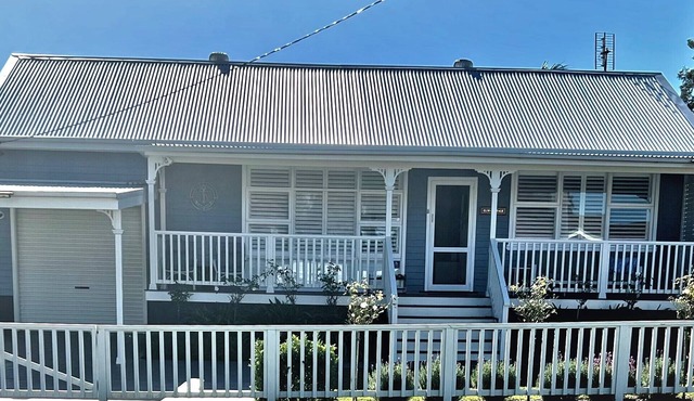 LUXE Adults Retreat! w/Pool table, Spa, Firepit & close to Lake