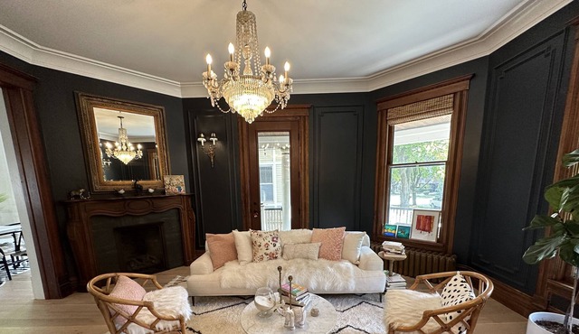 Luxe and Modern Victorian SFH w/Parking