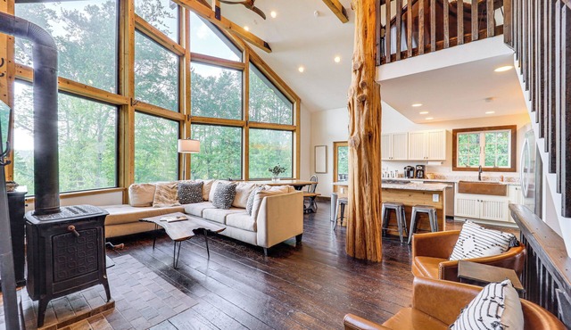 Luxe Appalachian Mountain Cabin w/Hot Tub, Views