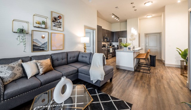 Luxe Apt Near FTW/DAL┃PrivateYard┃ Pool┃Pets OK!