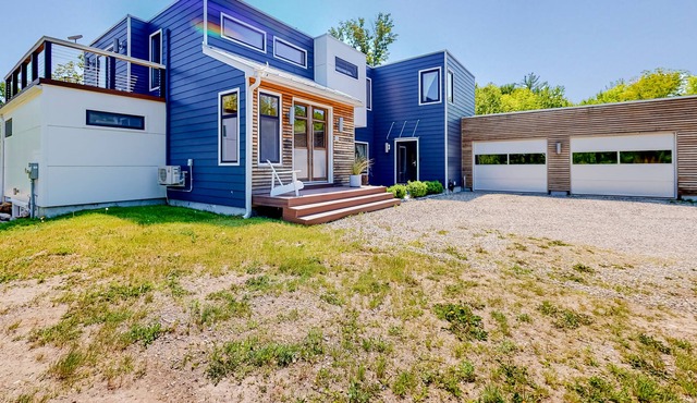 Luxe architectural gem on 8 acres with indoor/outdoor fireplaces & great privacy