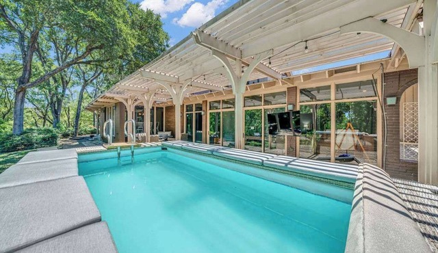 Luxe Austin Retreat · Pool & Yard · Sleeps 20