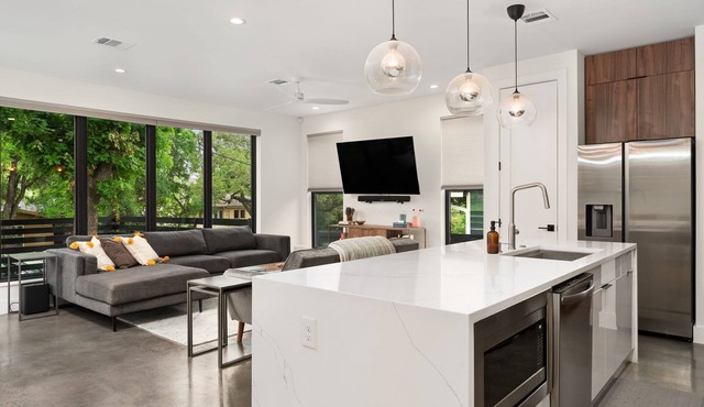 Luxe Austin Riverside House w/Skyline Deck & Downtown Views